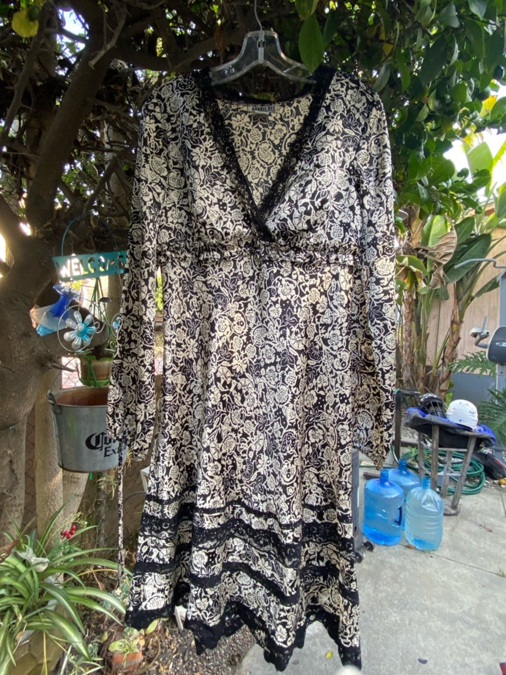 Robbie Bee Black and White Floral V-Neck Long Sleeve Dress